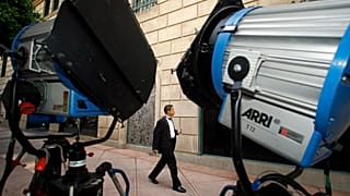 Statyści występujący w filmie „Solista” produkcji DreamWorks przechodzą obok świateł podczas zdjęć w hotelu Biltmore w centrum Los Angeles w czwartek, 20 marca 2008 roku. 