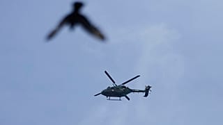 Archiv. Ein Hubschrauber der indischen Armee und ein Vogel fliegen über den Himmel in Srinagar, dem indisch kontrollierten Kaschmir, Montag, 5. Mai 2025.