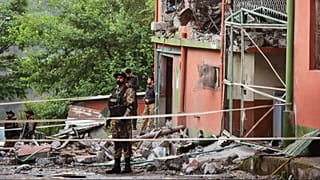 Στρατιώτες του στρατού στέκονται φρουροί σε κτίριο τζαμιού που υπέστη ζημιές από ύποπτη ινδική πυραυλική επίθεση κοντά στη Μουζαφαραμπάντ, την πρωτεύουσα του Κασμίρ που ελέγχεται από το Πακιστάν, 7 Μαΐου 2025.