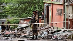 Soldados del ejército montan guardia en el edificio de una mezquita dañado por un ataque con misiles cerca de Muzaffarabad, capital de la Cachemira controlada por Pakistán