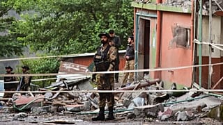 Soldados del ejército montan guardia en el edificio de una mezquita dañado por un ataque con misiles cerca de Muzaffarabad, capital de la Cachemira controlada por Pakistán