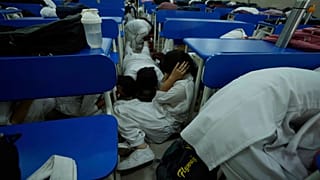 Alumnos de una escuela se refugian durante simulacros en medio de la tensión entre India y Pakistán, en Jammu, India, martes 6 de mayo de 2025.