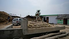 Criança indiana caminha sobre um bunker perto da fronteira internacional entre a Índia e o Paquistão na aldeia agrícola de Jora, em Ranbir Singh Pura, a cerca de 35 quilómetro