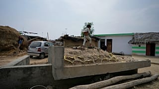 Criança indiana caminha sobre um bunker perto da fronteira internacional entre a Índia e o Paquistão na aldeia agrícola de Jora, em Ranbir Singh Pura, a cerca de 35 quilómetro