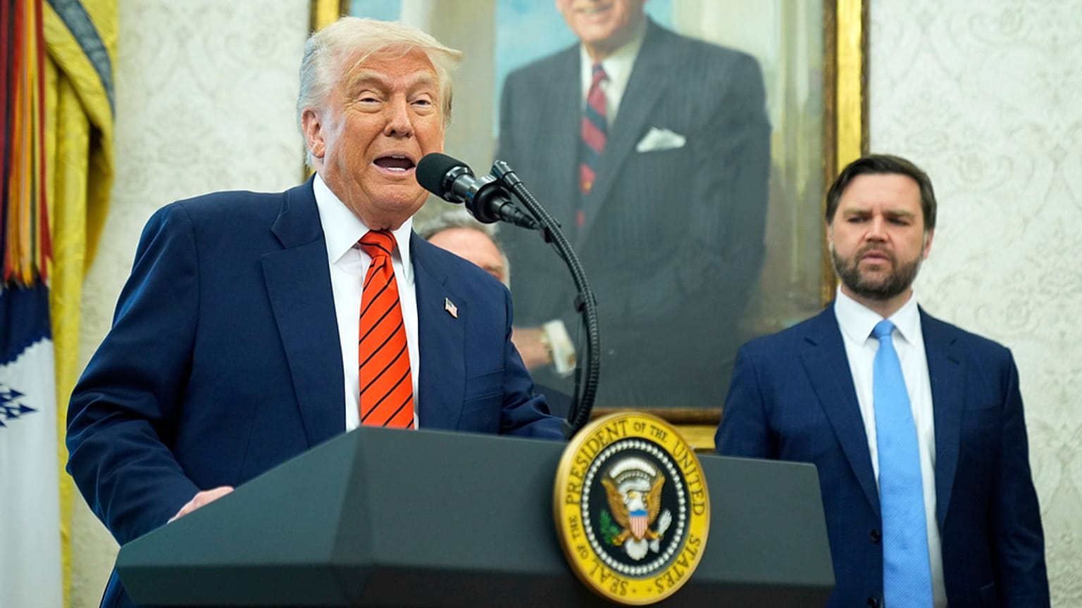 Başkan Donald Trump, Oval Ofis'teki bir tören sırasında Steve Witkoff'un özel elçi olarak yemin etmeden önce konuşma yaparken 6 Mayıs 2025