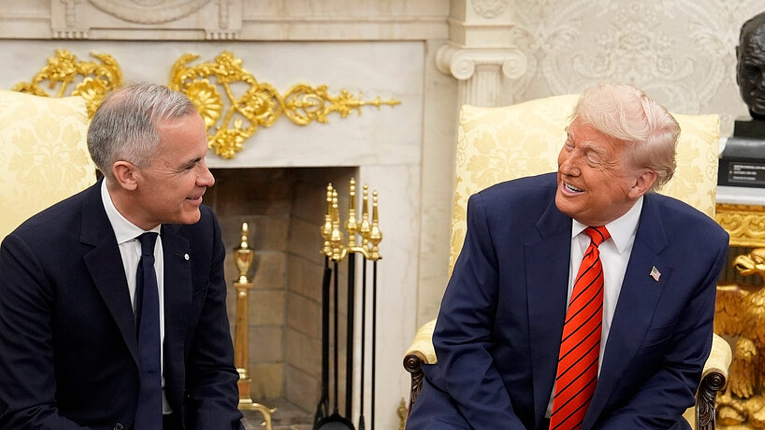Mark Carney kanadai miniszterelnök és Donald Trump amerikai elnök megbeszélést folytat a washingtoni Fehér Házban 2025. május 6-án, kedden.