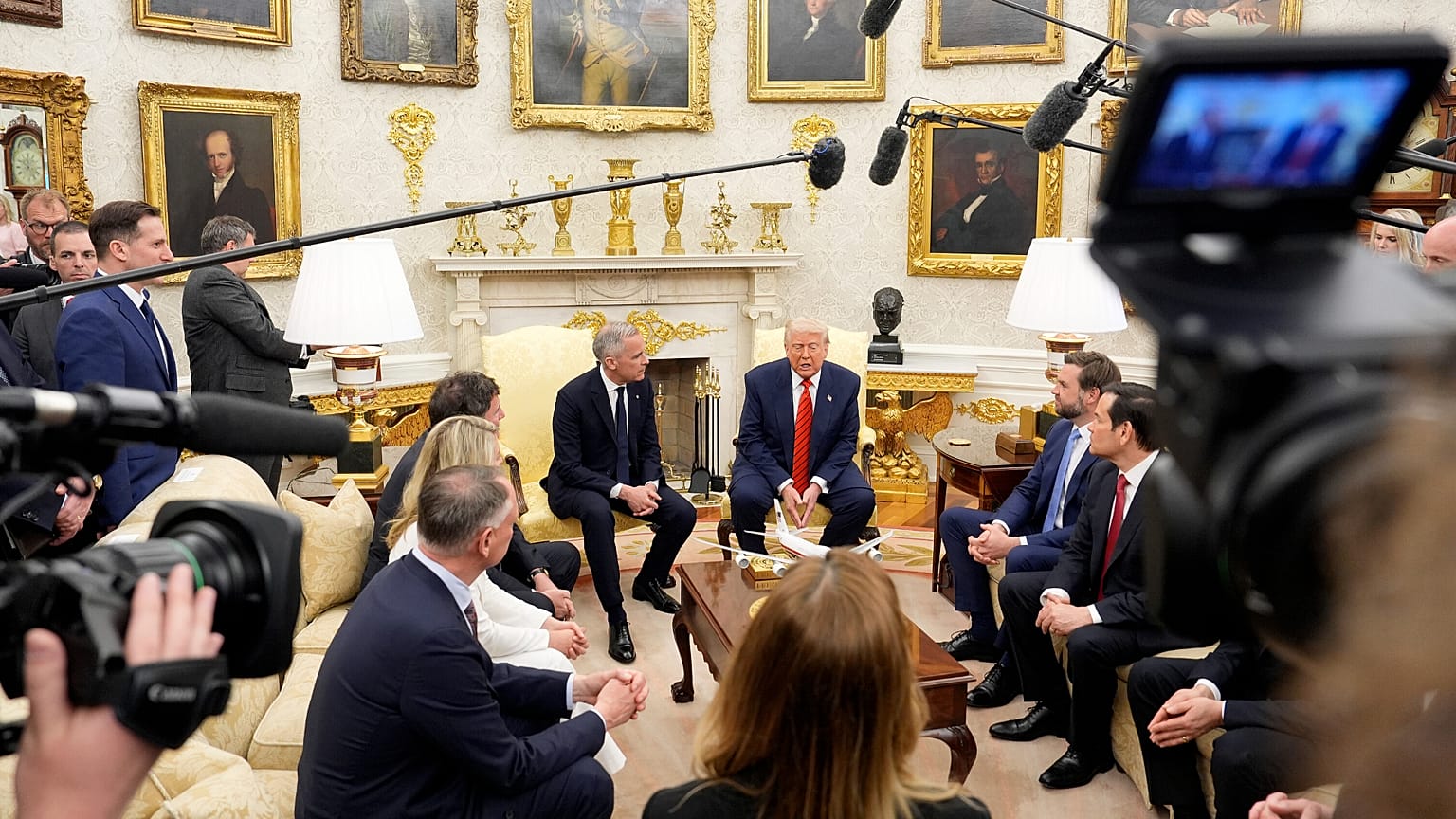 Kanada Başbakanı Mark Carney ve ABD Başkanı Donald Trump, 6 Mayıs 2025, Salı günü Washington'daki Beyaz Saray'da bir görüşme gerçekleştiriyor