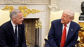 O primeiro-ministro do Canadá, Mark Carney, e o presidente dos EUA, Donald Trump, participam numa reunião na Casa Branca, em Washington, na terça-feira, 6 de maio de 2025