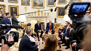 Kanada Başbakanı Mark Carney ve ABD Başkanı Donald Trump, 6 Mayıs 2025, Salı günü Washington'daki Beyaz Saray'da bir görüşme gerçekleştiriyor