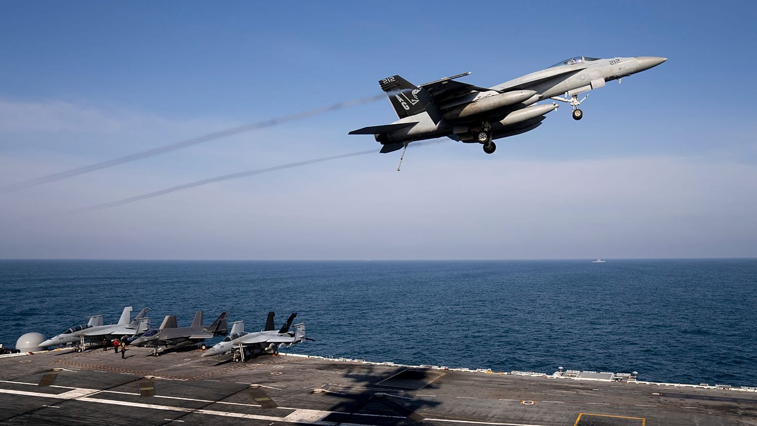 El caza F/A-18 Hornet vuela desde un portaaviones