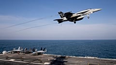 El caza F/A-18 Hornet vuela desde un portaaviones