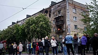 Повреждённый в результате российского удара дом в Киеве, рядом – трамвайная остановка, 7 мая 2025 года.