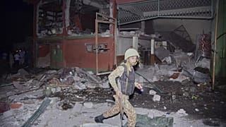 Pakisztáni katona egy lerombolt épület mellett