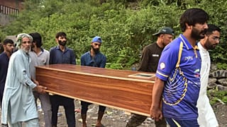 متطوّعون ينقلون جثة انتُشلت من أنقاض مسجد قرب مظفّر آباد في كشمير الخاضعة لسيطرة باكستان، بعد هجوم هندي، الأربعاء 7 مايو 2025.