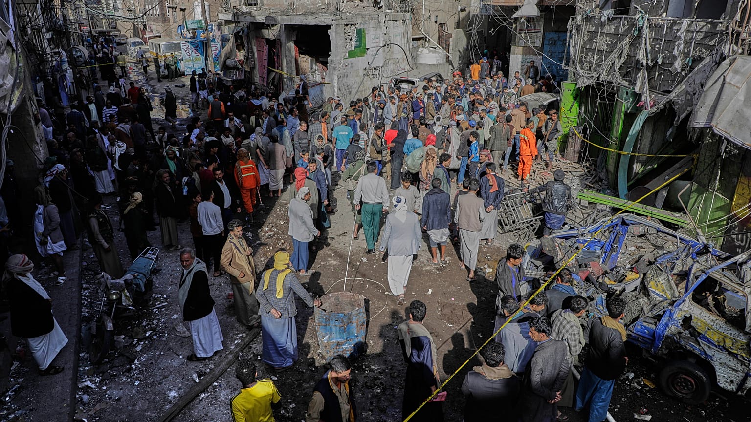 Iemenitas aglomeram-se no mercado de Farwah que, segundo os Houthis, foi atingido por ataques aéreos dos EUA em Sanaa, 21 de abril de 2025