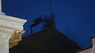 Fumata negra desde la chimenea de la Capilla Sixtina este miércoles en el Vaticano.