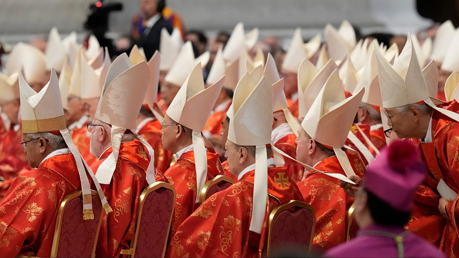 Os cardeais assistem à última missa na Basílica de São Pedro, antes do conclave para eleger um novo papa, no Vaticano, quarta-feira, 7 de maio de 2025. 