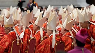 Os cardeais assistem à última missa na Basílica de São Pedro, antes do conclave para eleger um novo papa, no Vaticano, quarta-feira, 7 de maio de 2025.