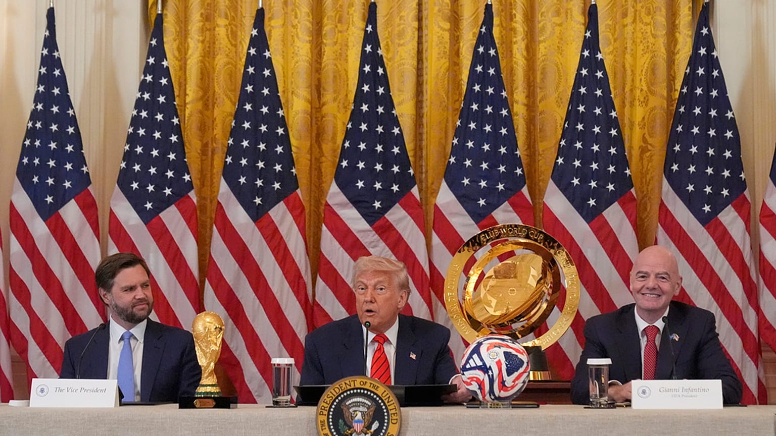 الرئيس دونالد ترامب خلال اجتماع فريق عمل الفيفا في الغرفة الشرقية بالبيت الأبيض، يوم الثلاثاء 6 مايو 2025، في واشنطن، مع نائب الرئيس جي دي فانس ورئيس الفيفا جياني إنفانتينو