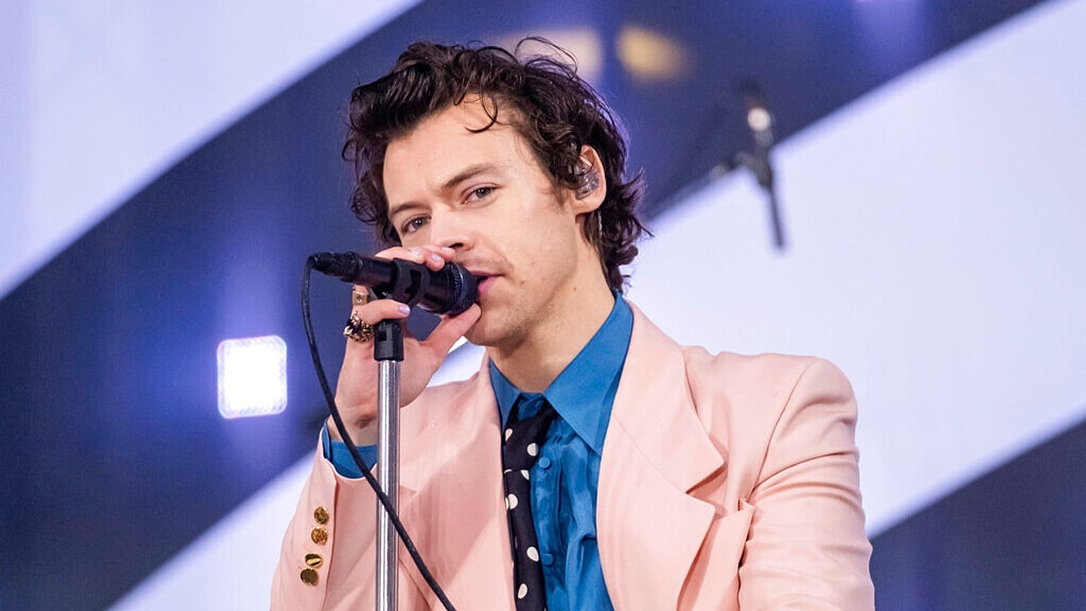 Harry Styles actúa en el programa 'Today Show' de la 'NBC' en el Rockefeller Plaza de Nueva York, el miércoles 26 de febrero de 2020.
