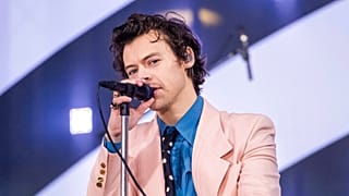 Harry Styles actúa en el programa 'Today Show' de la 'NBC' en el Rockefeller Plaza de Nueva York, el miércoles 26 de febrero de 2020.