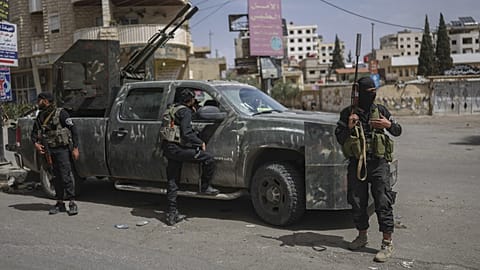 Des membres des forces de sécurité syriennes se déploient dans la ville de Sahnaya, au lendemain d'affrontements avec la minorité druze, 1er mai 2025.