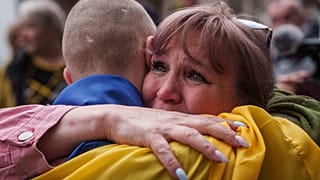 Un soldado ucraniano abraza a una mujer tras regresar del cautiverio en un intercambio de prisioneros de guerra en Ucrania, el martes 6 de mayo de 2025