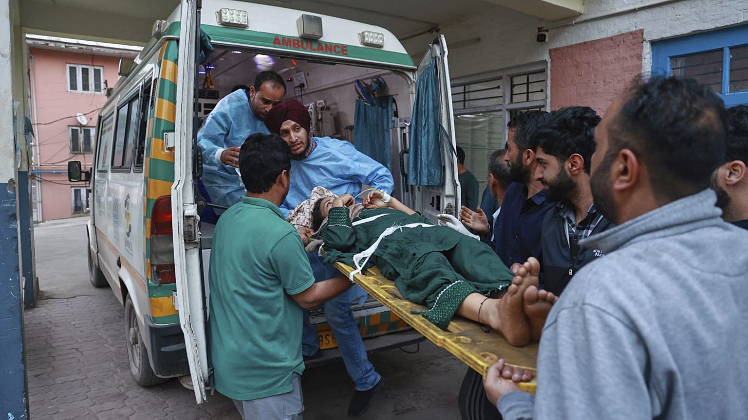 Eine Frau, die in einem Dorf nahe der Kontrolllinie zwischen Indien und Pakistan lebt, wird in ein Krankenhaus in Uri im indisch kontrollierten Kaschmir gebracht, 7. Mai 2025