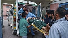 Eine Frau, die in einem Dorf nahe der Kontrolllinie zwischen Indien und Pakistan lebt, wird in ein Krankenhaus in Uri im indisch kontrollierten Kaschmir gebracht, 7. Mai 2025