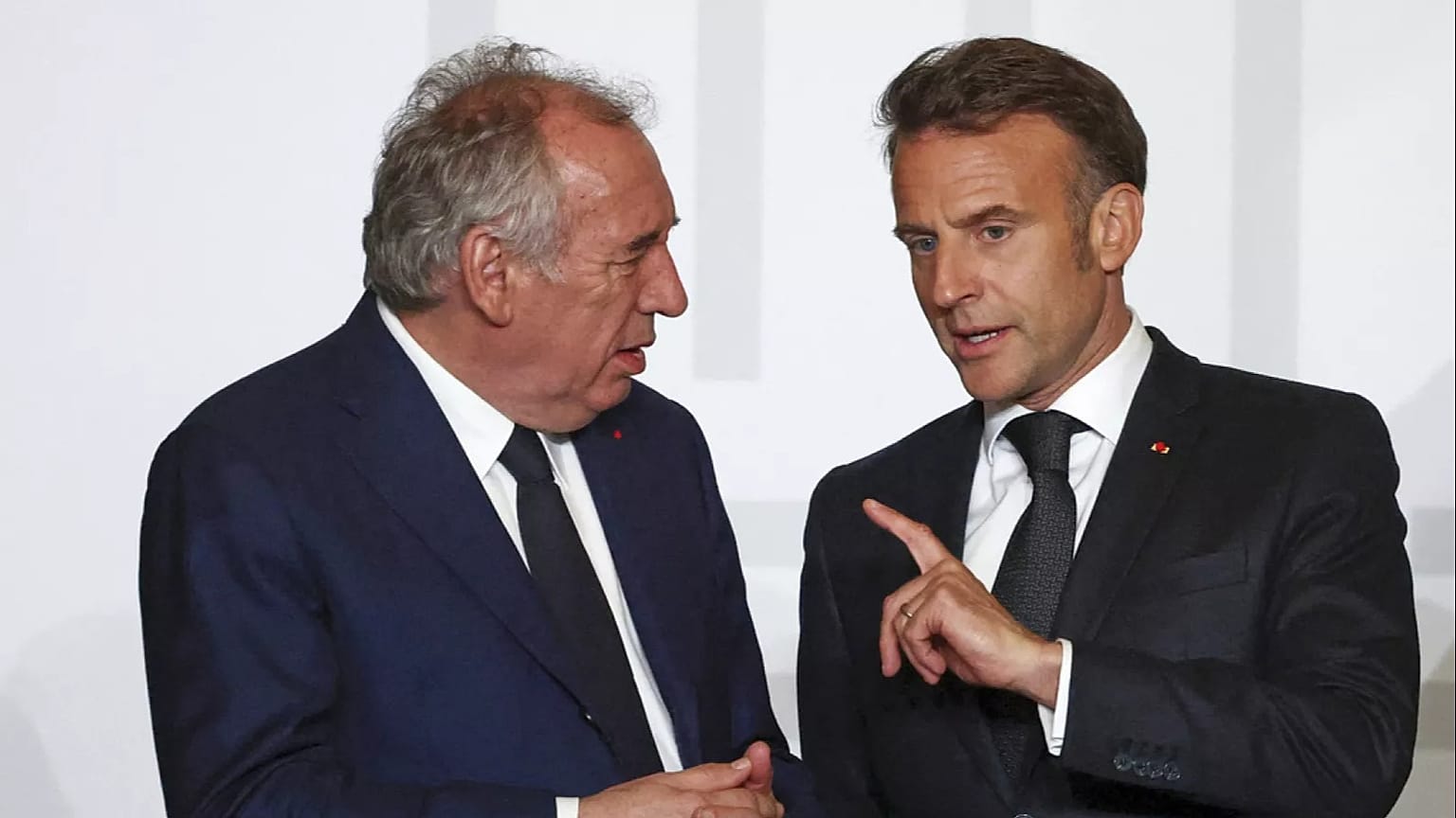 Fransa Cumhurbaşkanı Emmanuel Macron ve Başbakan François Bayrou, 15 Nisan 2025 Salı günü Paris'teki Élysée Sarayı'nda.
