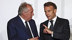 Der französische Präsident Emmanuel Macron und Premierminister François Bayrou im Élysée-Palast in Paris, Dienstag, 15. April 2025.