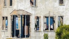Ein Besucher schaut sich am Montag, dem fünften Mai zweitausendfünfundzwanzig, das Haus des Aufsehers auf der Insel Alcatraz in San Francisco an.