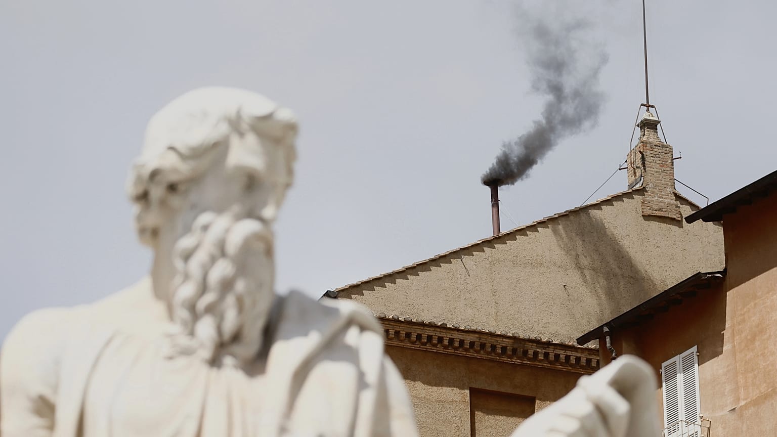 La fumata nera dopo le due votazioni del Conclave di mercoledì mattina, Vaticano, 8 maggio 2025