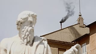 La fumata nera dopo le due votazioni del Conclave di mercoledì mattina, Vaticano, 8 maggio 2025