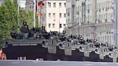 مركبات قتال المشاة الروسية من طراز BMP-2 خلال العرض العسكري ليوم النصر في موسكو، روسيا، الأربعاء 7 مايو 2025
