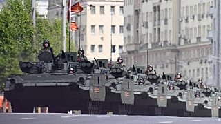 مركبات قتال المشاة الروسية من طراز BMP-2 خلال العرض العسكري ليوم النصر في موسكو، روسيا، الأربعاء 7 مايو 2025