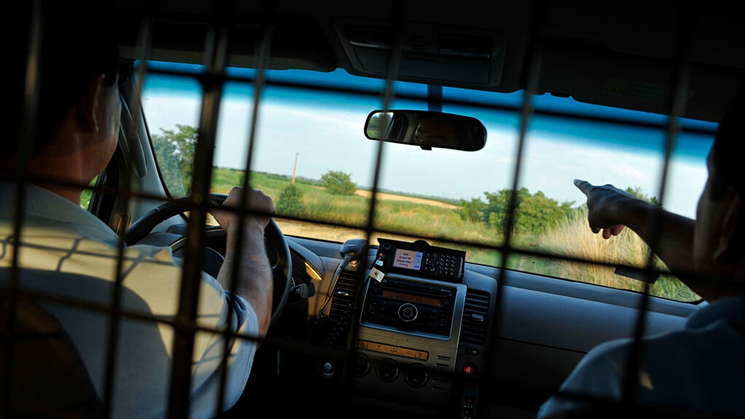 Ungarische Grenzbeamte fahren entlang der südlichen Grenze des Landes zu Serbien