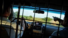 Ungarische Grenzbeamte fahren entlang der südlichen Grenze des Landes zu Serbien