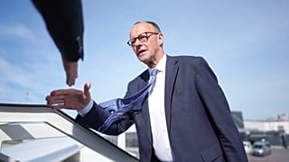 O chanceler alemão Friedrich Merz a bordo de um avião da força aérea alemã em Berlim, 7 de maio de 2025
