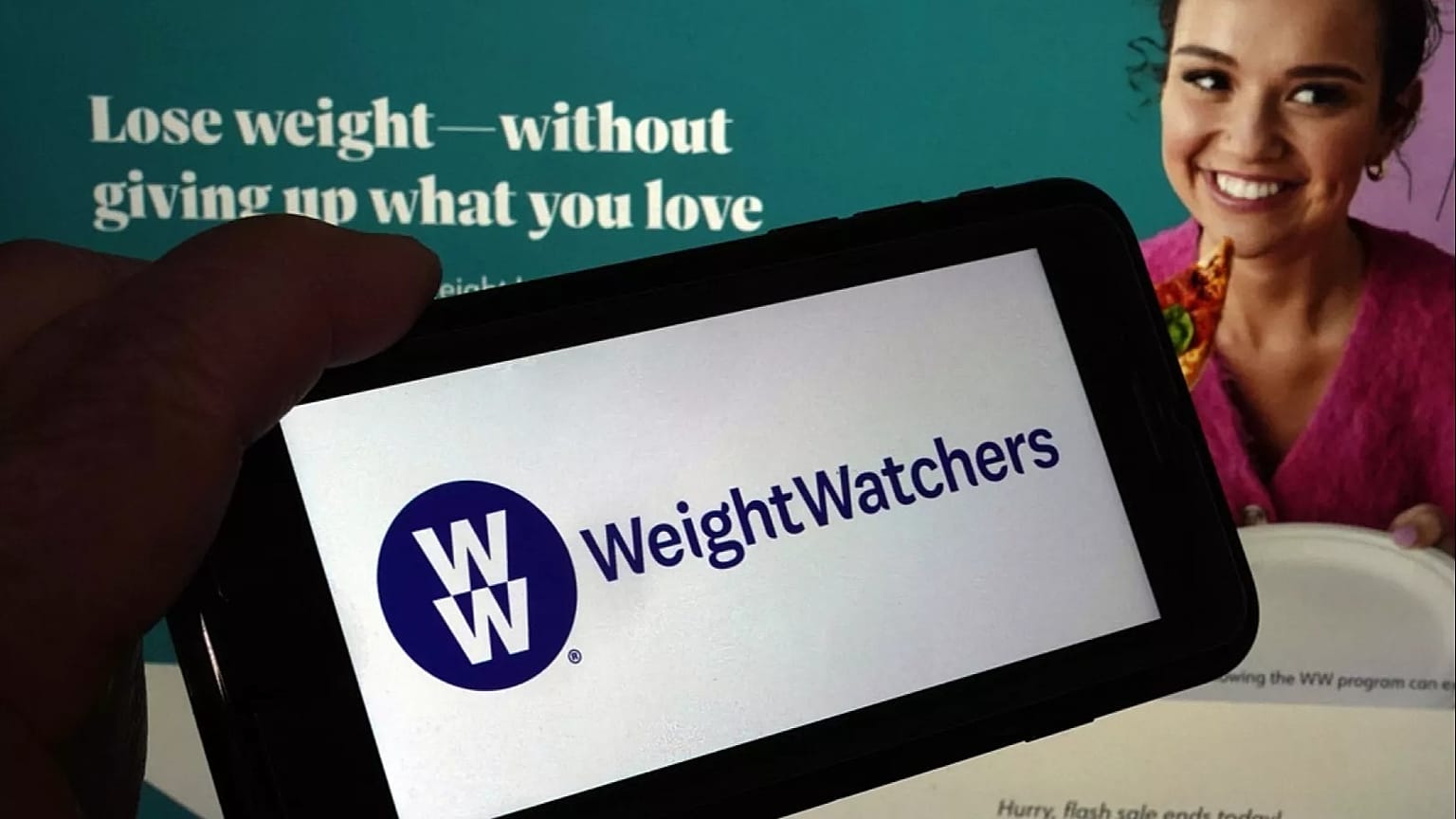 Questa immagine mostra il logo di WeightWatchers su un telefono cellulare e il sito web dell'azienda, a New York, il 7 marzo 2023.