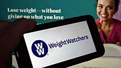 Dieses Bild zeigt das Logo von WeightWatchers auf einem Mobiltelefon und die Website des Unternehmens in New York, 7. März 2023.