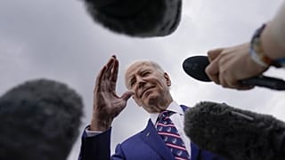 O Presidente Joe Biden fala com os jornalistas a bordo do Air Force One no Aeroporto Internacional de Raleigh-Durham, em Morrisville, a 28 de março de 2023