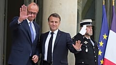 Der französische Präsident Emmanuel Macron, Mitte, empfängt den deutschen Bundeskanzler Friedrich Merz am Mittwoch, 7. Mai 2025, im Elysee-Palast in Paris.