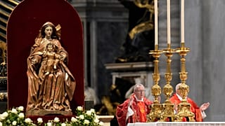 La celebrazione della messa "Pro Eligendo Pontefice" nella Basilica di San Pietro, Vaticano, 7 maggio 2025