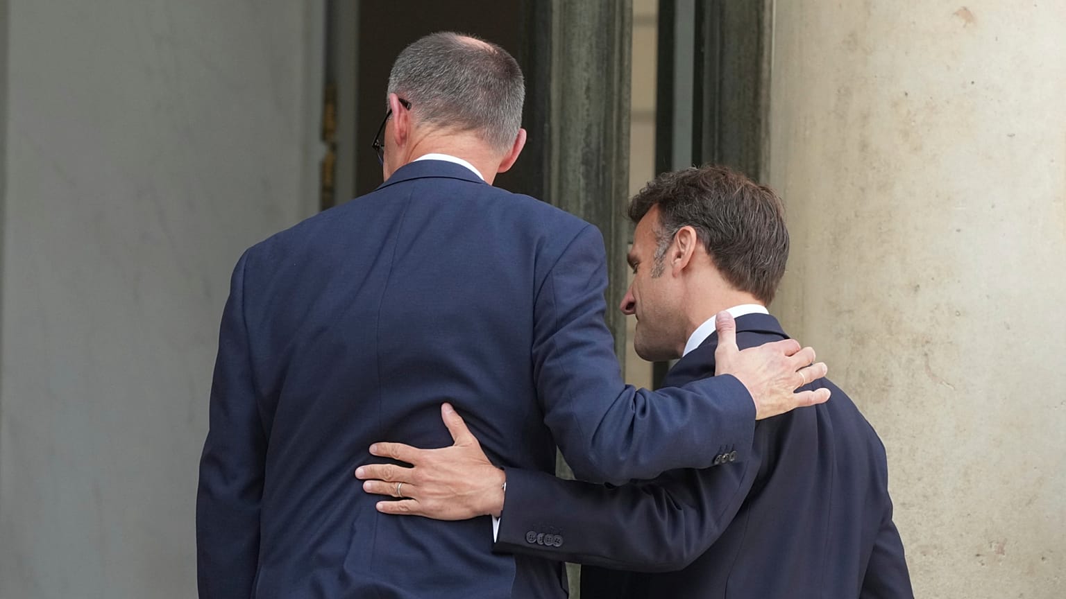 Prezydent Francji Emmanuel Macron i kanclerz Niemiec Friedrich Merz wchodzą do Pałacu Elizejskiego, środa, 7 maja 2025 roku w Paryżu