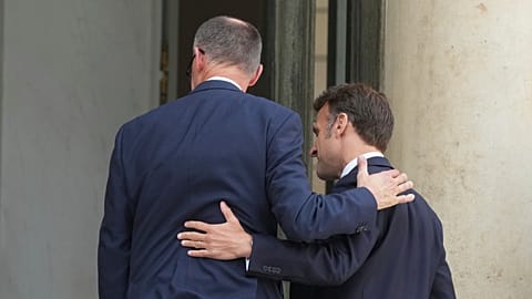 Le président français Emmanuel Macron, à droite, et le chancelier allemand Friedrich Merz entrent au Palais de l'Élysée, mercredi 7 mai 2025 à Paris