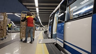 Transporte de mercadorias no metro de Madrid. 