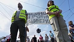 Protestierende serbische Universitätsstudenten stehen schweigend auf, um der 15 Opfer zu gedenken, die beim Einsturz eines Betondaches im November in Belgrad getötet wurden, 6. Mai 2025