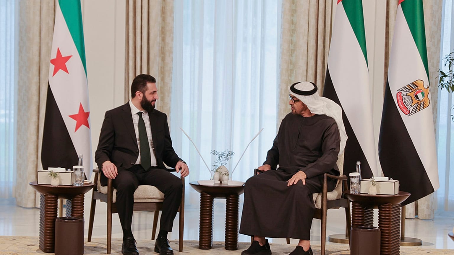 رئيس دولة الإمارات العربية المتحدة الشيخ محمد بن زايد آل نهيان، إلى اليمين، يلتقي الرئيس السوري أحمد الشرع في أبو ظبي، الإمارات العربية المتحدة، الأحد، 13 أبريل/نيسان 2025.