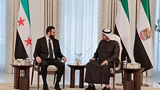 رئيس دولة الإمارات العربية المتحدة الشيخ محمد بن زايد آل نهيان، إلى اليمين، يلتقي الرئيس السوري أحمد الشرع في أبو ظبي، الإمارات العربية المتحدة، الأحد، 13 أبريل/نيسان 2025.